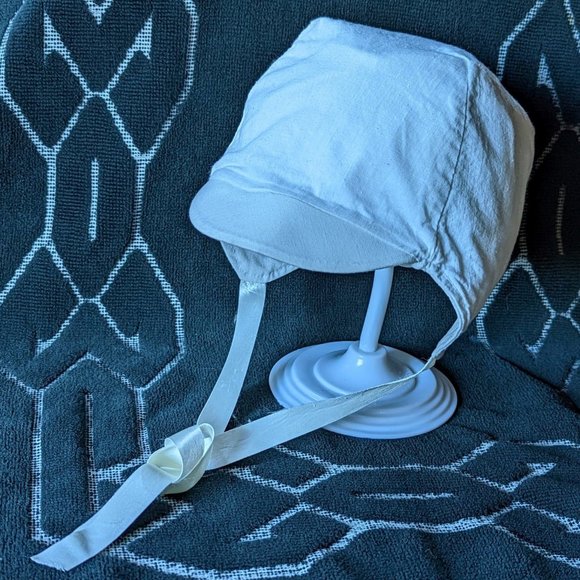 20% OFF  Vintage Peaked Baby Bonnet   c mid-1970s - Picture 1 of 6